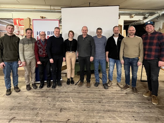 Starke Weichenstellungen für das Handwerk in Karneid Gruppe von elf Menschen steht vor Leinwand in Innenraum