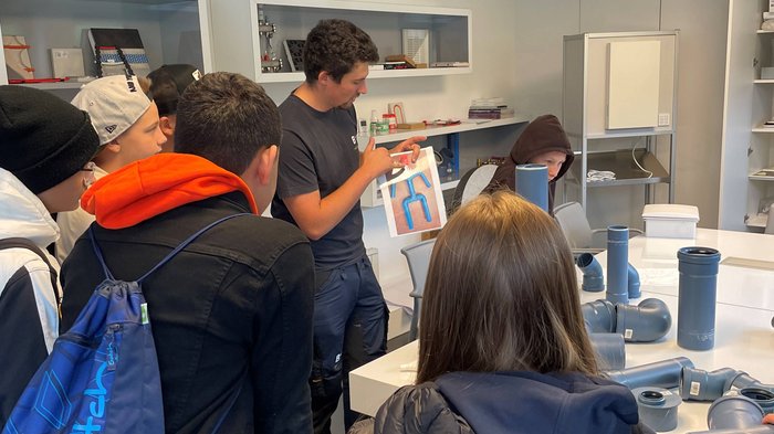 SkillsDay Jugendliche hören einer Person zu, die Rohre und deren Verbindung erklärt