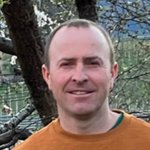 Burggrafenamt Porträt eines lächelnden Mannes im Freien vor Bäumen