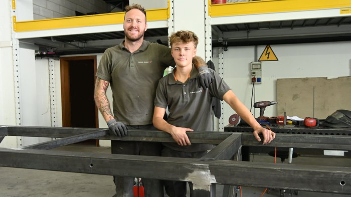 Mettersi all'opera con mani e cuore: l'apprendista fabbro Jakob Lantschner racconta la sua formazione artigianale Due operai in officina dietro una grande struttura metallica