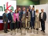 Home Foto di gruppo con dieci persone e cinque statue su piedistalli durante un evento
