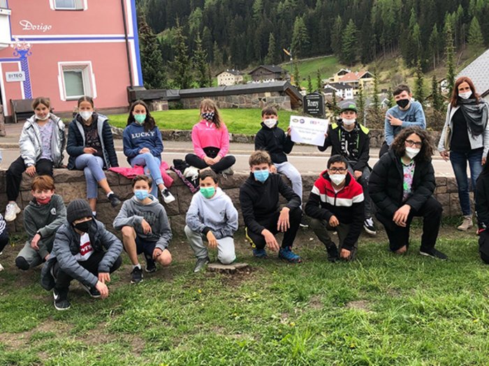 Handwerk und Tourismus: 55 erfolgreiche Schulbesuche Gruppe von Kindern und Jugendlichen trägt Masken im Freien vor Gebäuden im Grünen