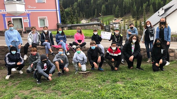 Handwerk und Tourismus: 55 erfolgreiche Schulbesuche Gruppe von Kindern und Jugendlichen trägt Masken im Freien vor Gebäuden im Grünen