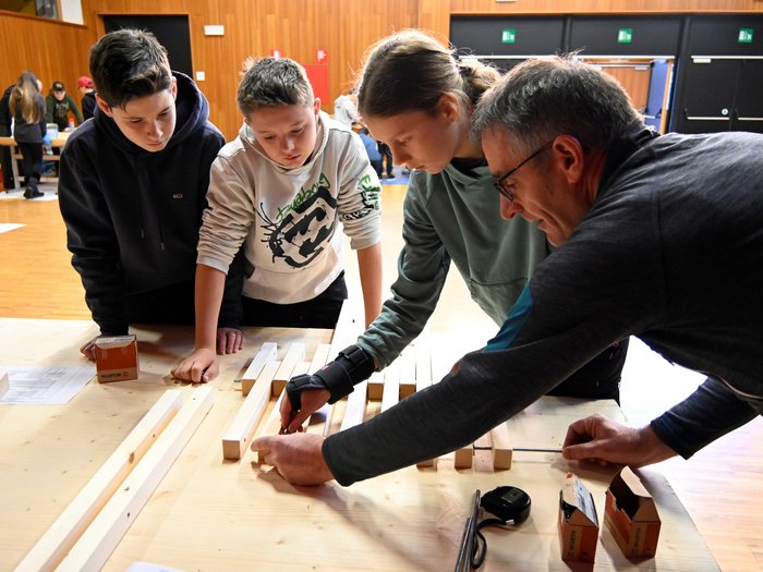 Giornata dell’artigianato a San Genesio Adulto mostra agli studenti un progetto in legno in laboratorio