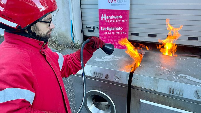 L’artigianato al femminile è pronto a plasmare il futuro Vigile del fuoco con casco rosso spegne incendio in cassonetto