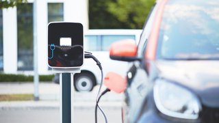 © lvh.apa Elektroauto wird an Ladestation in der Stadt aufgeladen