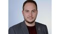 Michael Hofer, lvh-Obmann der Tiefbauunternehmer © lvh.apa Porträt eines lächelnden jungen Mannes mit Sakko vor hellem Hintergrund