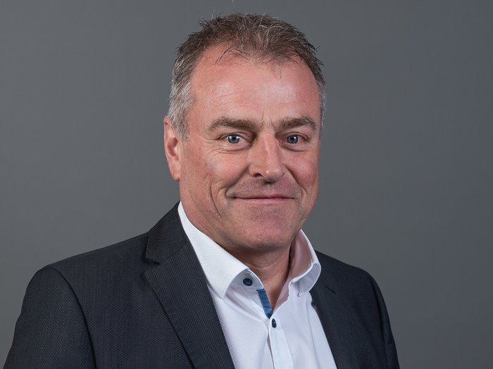 lvh-Bezirksgruppe Bozen Land: Obmann bestätigt Porträt eines lächelnden Mannes in schwarzem Anzug und weißem Hemd vor grauem Hintergrund