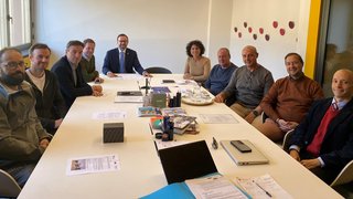 News Gruppe von elf Personen in einem Besprechungsraum an einem langen Tisch