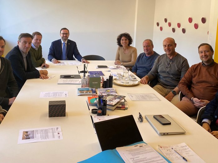 Dialogo con l’assessore Galateo: l’artigianato chiede soluzioni praticabili Gruppo di undici persone in una sala riunioni attorno a un tavolo lungo