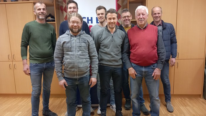 Vöran bestätigt Josef Reiterer als lvh-Ortsobmann Acht Männer unterschiedlichen Alters in einem Raum mit Holzmöbeln und Banner