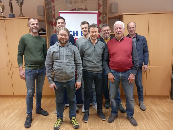 Vöran bestätigt Josef Reiterer als lvh-Ortsobmann Acht Männer unterschiedlichen Alters in einem Raum mit Holzmöbeln und Banner