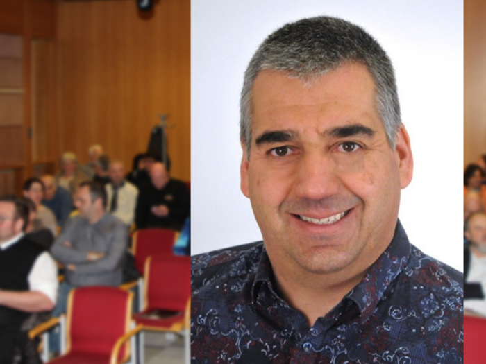 Autonoleggiatori: tra resoconti e premiazioni Ritratto di uomo sorridente davanti a un pubblico in una sala conferenze