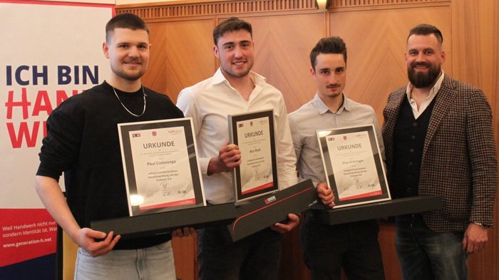 Stolz auf Handwerk & Zukunft: Südtirols Metzger/innen feiern Beruf, Nachwuchs und Qualität Drei Männer mit Zertifikaten und eine vierte Person in formeller Kleidung