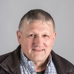 Bozen Land Porträt eines älteren Mannes mit kurzen grauen Haaren und kariertem Hemd