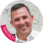 Bassa Atesina Ritratto di uomo sorridente con camicia bianca, scritta SINDACO