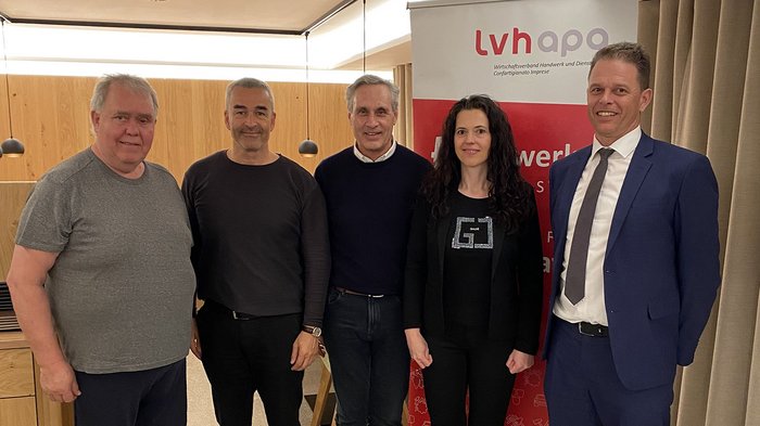Ehrung und Beständigkeit beim Wengener Handwerk Fünf Personen stehen vor einem lvh apo Banner in einem Konferenzraum