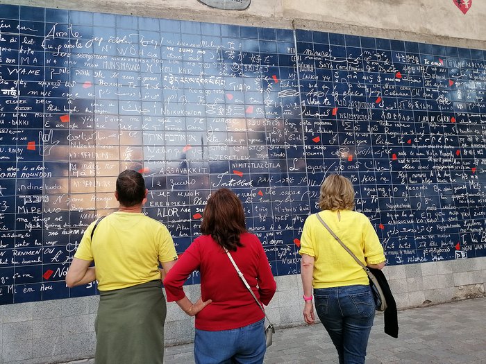 lvh-Seniorinnen und Senioren auf Frühlingsreise: Paris, mon amour! Drei Personen betrachten eine blaue Wand mit verschiedenen handschriftlichen Botschaften