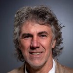 Unterland Porträt eines lächelnden älteren Mannes mit grauem Haar und braunem Sakko