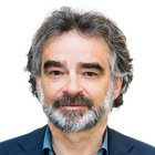 Pellicciai Primo piano di uomo di mezza età con barba e capelli grigi con giacca blu