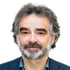 Pellicciai Primo piano di uomo di mezza età con barba e capelli grigi con giacca blu