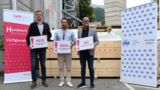 News Drei Männer halten Schilder mit Nein zur Punkteführerschein auf Baustellen