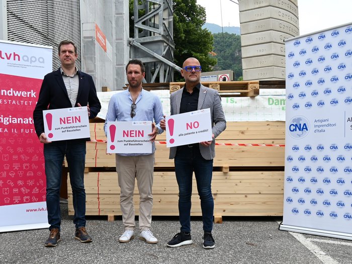 NEIN zum Punkteführerschein, JA zu klaren Zugangsvoraussetzungen für Berufe Drei Männer halten Schilder mit Nein zur Punkteführerschein auf Baustellen