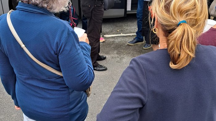 Viaggio culturale nel Burgenland – Opera e musical come fulcro del programma Gruppo di persone anziane in piedi vicino a un pullman turistico