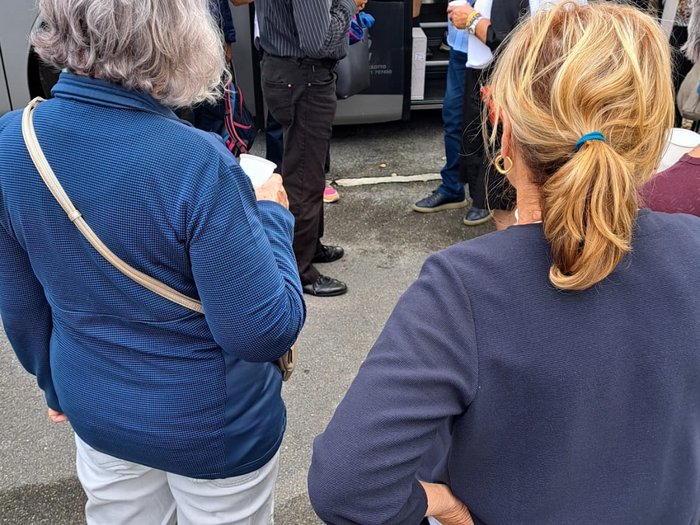 Viaggio culturale nel Burgenland – Opera e musical come fulcro del programma Gruppo di persone anziane in piedi vicino a un pullman turistico