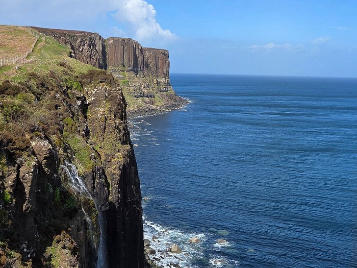 Zwischen Whisky, Highlands und königlichem Flair Klippen und Wasserfall an der Küste von Kilt Rock auf der Isle of Skye