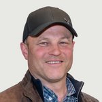 Unterpustertal/Gadertal Porträt eines lächelnden Mannes mit Baseballkappe und Jacke