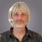 Imprese di impermeabilizzazione Primo piano di un uomo con capelli grigi e barba su sfondo grigio