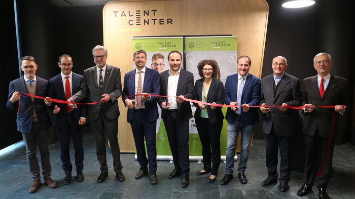 Eröffnung des Talentcenters Bozen: eine neue Initiative für die Berufsorientierung der Südtiroler Jugendlichen Personen bei der Eröffnung mit rotem Band vor Talent Center