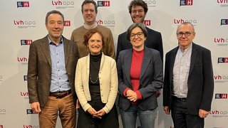 News Sechs Personen stehen vor einer lvhapa und Generation H Fotowand