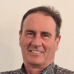 Klausen Porträt eines lächelnden älteren Mannes vor hellem Hintergrund