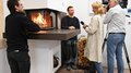 RISCALDAMENTO SICURO Intervista davanti a un camino moderno con fuoco acceso