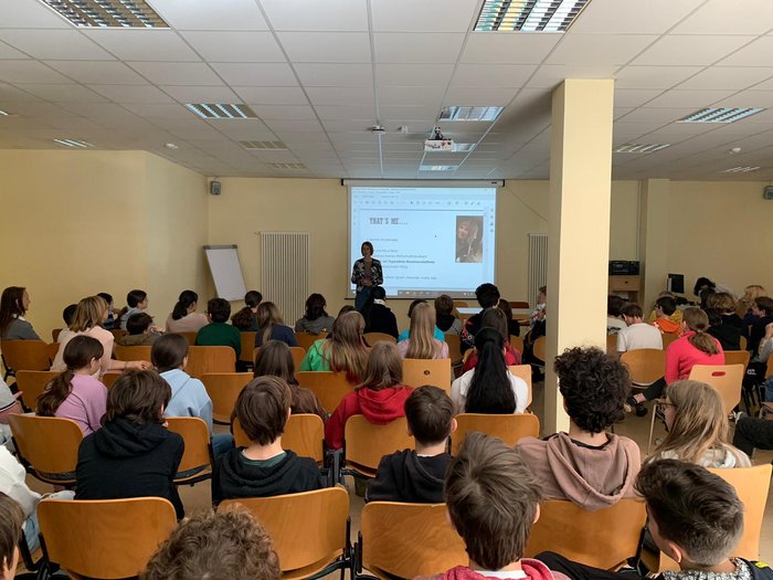 Frauenpower im Handwerk Lehrerin hält Präsentation vor Schülern in einem Klassenraum