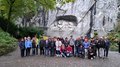 Viaggio autunnale degli artigiani anziani di lvh.apa: puro divertimento e panorama svizzero Gruppo di persone davanti al Monumento del Leone nel Giardino del Ghiacciaio di Lucerna