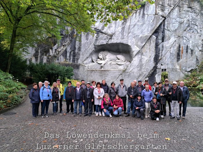 Herbstreise der Althandwerker/innen im lvh: Schweizer Genuss und Panorama pur Menschen vor dem Löwendenkmal im Luzerner Gletschergarten