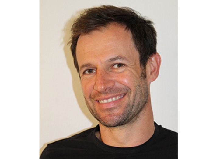 Achtsamer Umgang mit Heizungen und Öfen ist derzeit ein Muss Porträt eines lächelnden Mannes mit kurzem dunklem Haar vor weißem Hintergrund