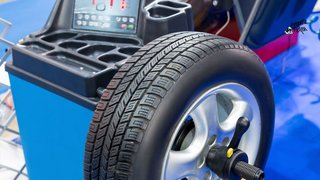 News Auto-Reifen auf Auswuchtmaschine in Werkstatt