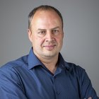 Metall Porträt eines Mannes mit blauem Hemd vor grauem Hintergrund