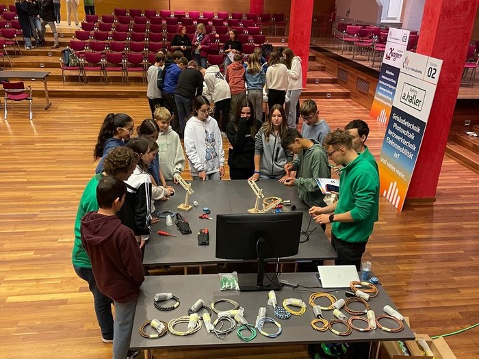 Karriere im Handwerk Schüler und Lehrer bei einem Technik-Workshop mit Kabeln und Holzmodellen