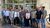 Home Gruppenfoto von 16 Personen vor dem Eingang des Gemeindehauses Aldein