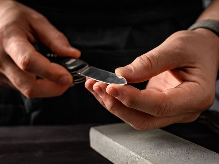 Ziel erreicht: Ausnahmen beim Taschenmesserverbot beschlossen Mann schärft Klappmesser an Schleifstein