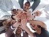 Home Team felice in cerchio con le mani unite al centro