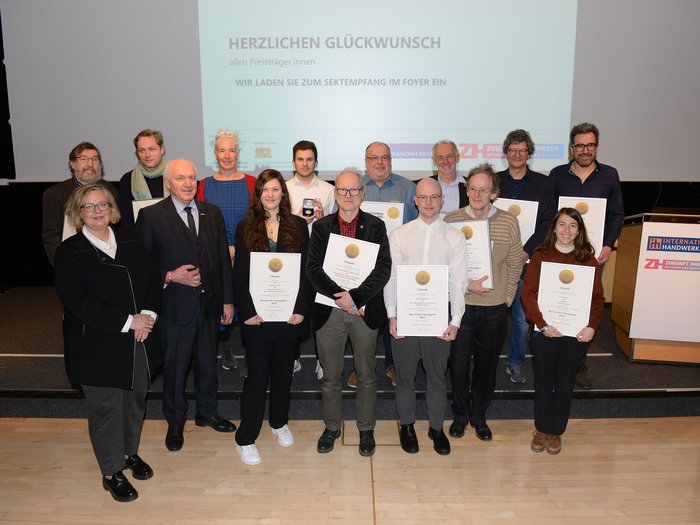 Zwei Südtiroler Unternehmen mit Bayrischem Staatspreis ausgezeichnet Gruppenbild von Preisträgern mit Urkunden bei einer Handwerksmesseveranstaltung