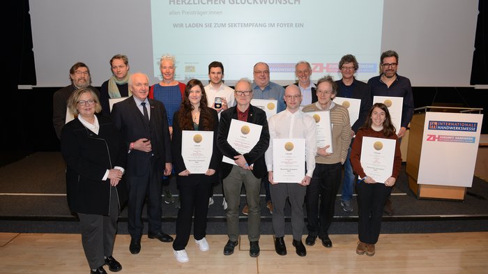 Zwei Südtiroler Unternehmen mit Bayrischem Staatspreis ausgezeichnet Gruppenbild von Preisträgern mit Urkunden bei einer Handwerksmesseveranstaltung