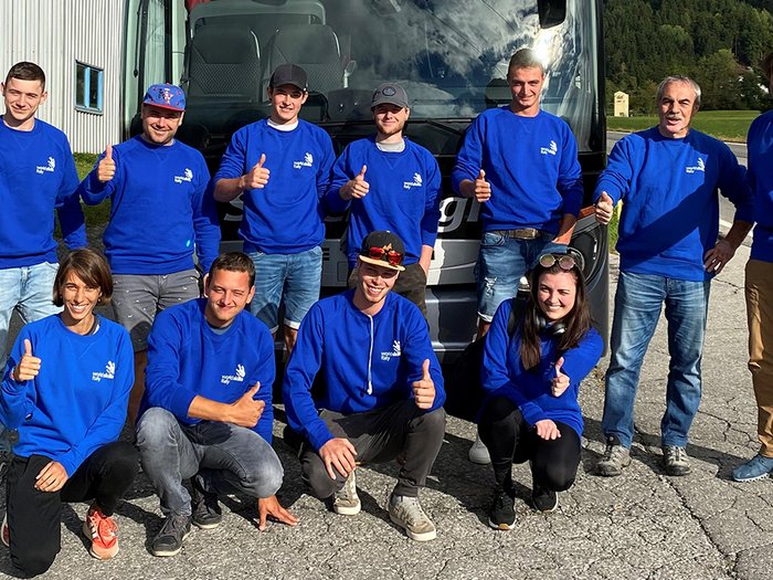EuroSkills: In zwei Tagen fällt der Startschuss Gruppe von 11 Personen in blauen Pullovern vor einem Reisebus zeigen Daumen hoch