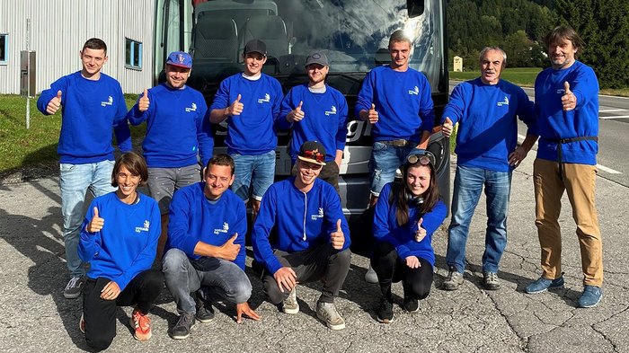 EuroSkills: In zwei Tagen fällt der Startschuss Gruppe von 11 Personen in blauen Pullovern vor einem Reisebus zeigen Daumen hoch